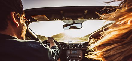 2 Personen fahren dem Sonnenschein entgegen