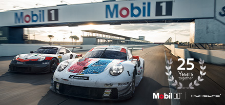 2 Porsche auf der Strecke von Sebring mit dem Mobil-Logo dahinter