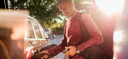 Mann betankt sein Auto mit Mobil