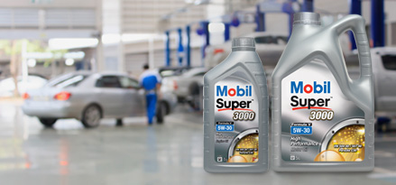 Mobil Super™ 3000 Formula V 5W-30 auf einer Werkbank in einer Werkstatt