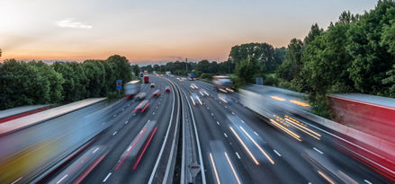 Fahrzeuge fahren über eine stark befahrene Autobahn