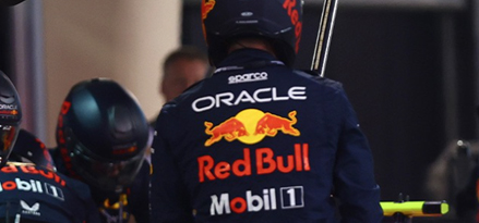 Ein F1-Fahrer trägt eine Oracle Red Bull Mobil 1-Rennjacke