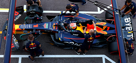 Beide Oracle Red Bull Racing-Autos gemeinsam auf der Strecke