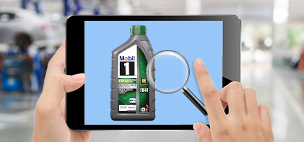 Eine Person, die sich ein Mobil 1-Produkt auf ihrem Tablet ansieht