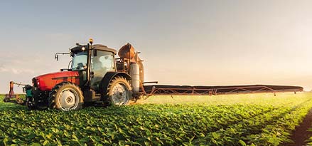 Traktor auf einem Feld