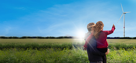 Mädchen und Vater im Windpark